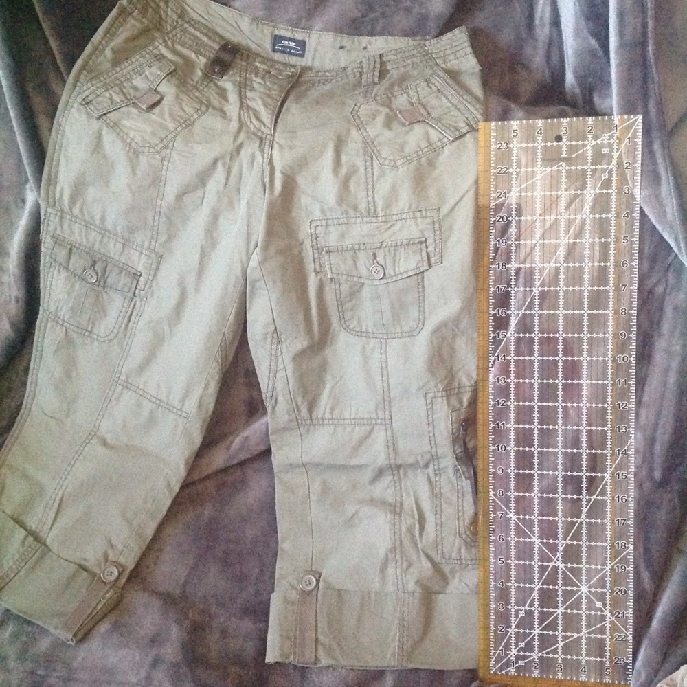 🍃4/$22 Super comfy Cargo Capri, excellent cond